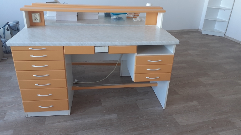 Laboratorní stůl starší Laboratorní stůl starší