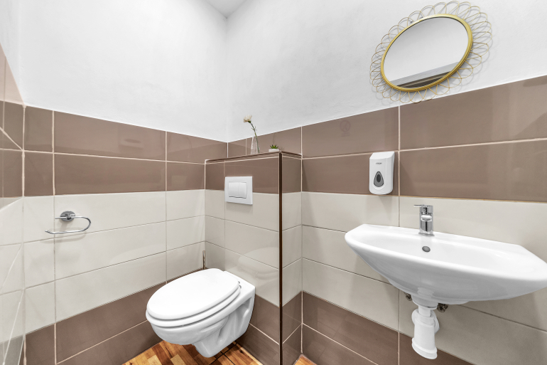 Fungující ordinace se zavedenou klientelou + 2 byty