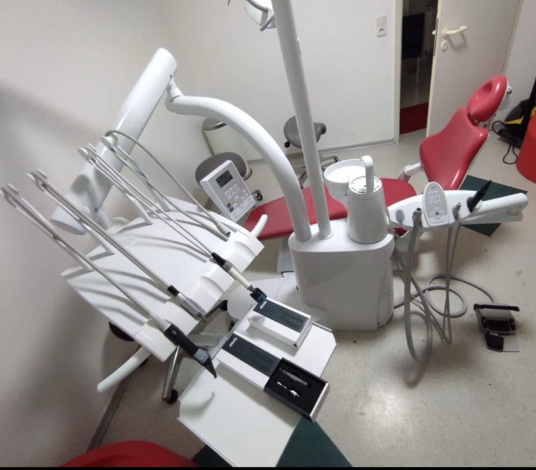 ortodontické vybavení ze dvou klinik