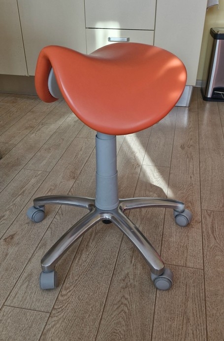 Ergonomická židlička ke křeslu