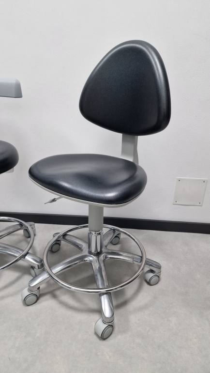 Zubařská židle a laboratorní židle