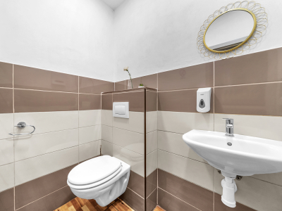 Fungující ordinace se zavedenou klientelou + 2 byty