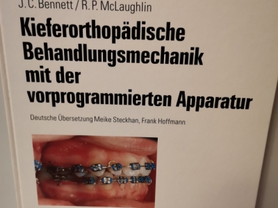 Prodám knihu Kieferorthopadische Behandlungsmechanik