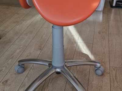 Ergonomická židlička ke křeslu